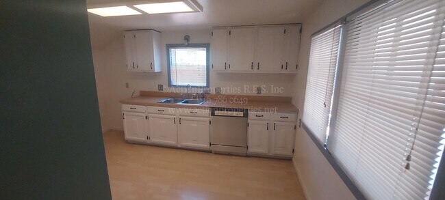 Building Photo - Central Roseville, 1 Bed, 1 Ba, Wall Air, ...