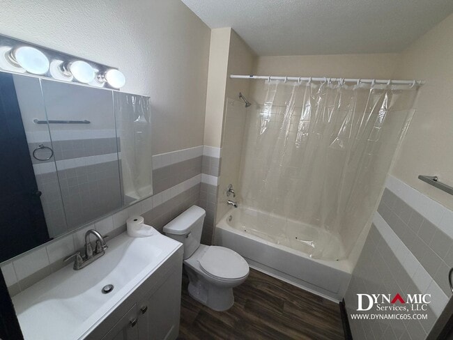 Building Photo - Upper Level 2 Bedroom, 1 Bathroom Duplex - Tenant Pays ALL Utilities