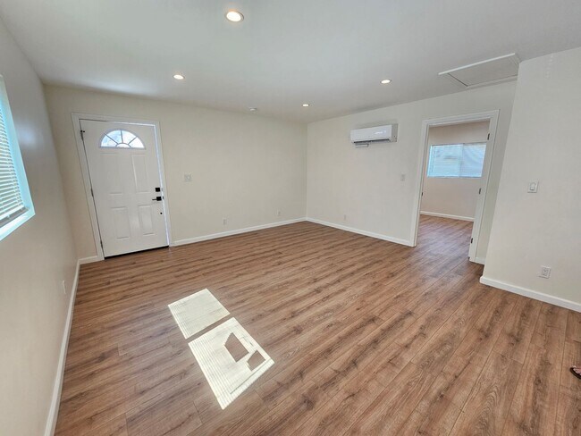 Building Photo - EE741F