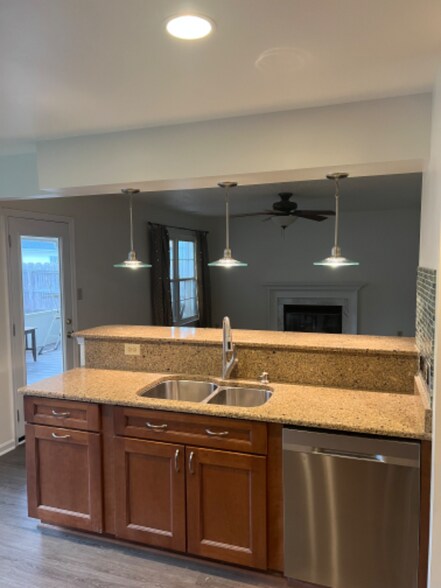 Building Photo - 2633 Pender Dr