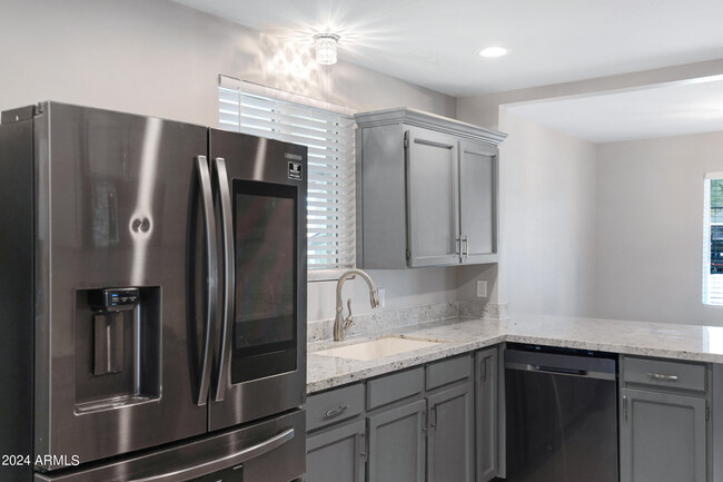 Building Photo - 607 E Encanto Dr