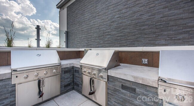 Building Photo - 525 S Church St