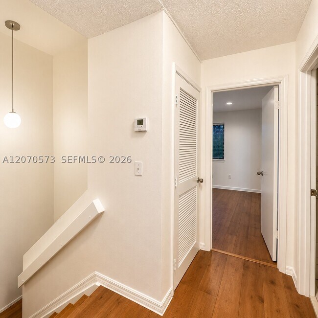Building Photo - 6235 SW Kendale Lakes Cir