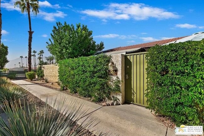Building Photo - 1475 E Amado Rd
