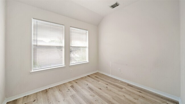 Building Photo - 9219 E Lakeside Dr