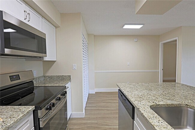 Building Photo - 5331 Summerlin Rd