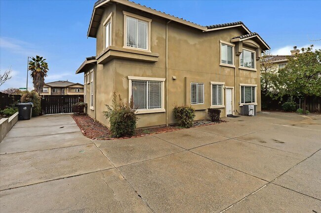 Building Photo - 4 Bed 3 Bath Home With 3 Car Garage High Ceilings And Fenced Yard