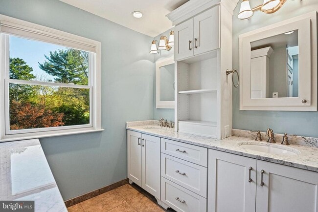 Building Photo - 1107 Savile Ln