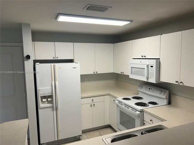 Building Photo - 10 Aragon Ave