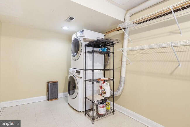 Building Photo - 947 Oella Ave