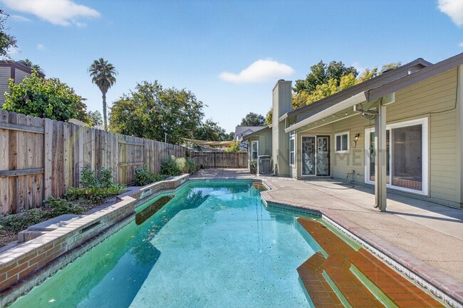 Building Photo - Beautiful 3-Bedroom Home with Pool in Elk ...