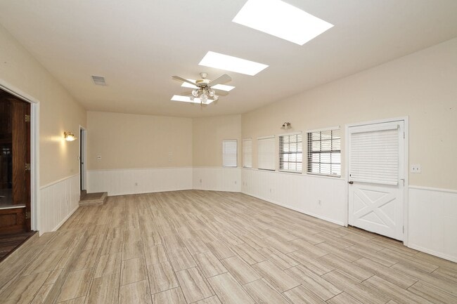 Building Photo - Spacious Canyon Home