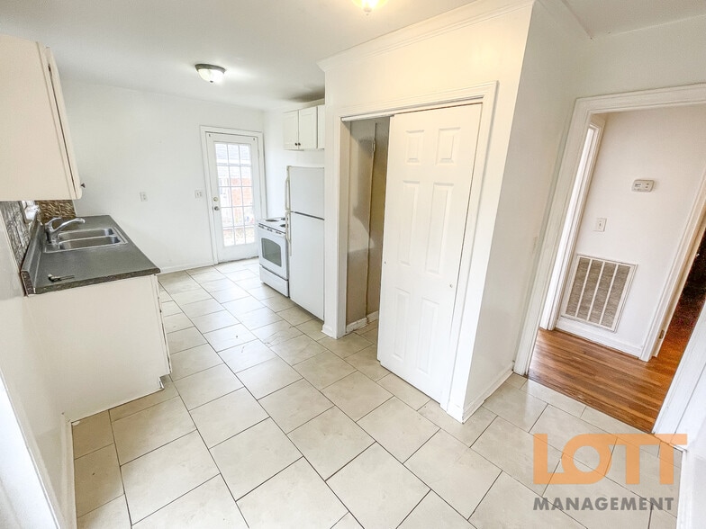 Building Photo - 323 Welcome Ave