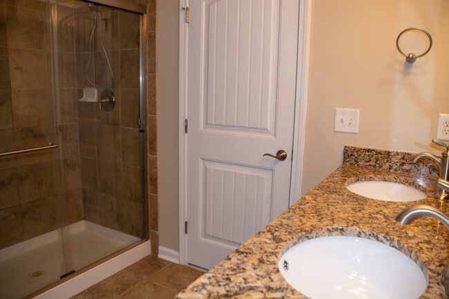 Building Photo - 122 Tuftin Dr