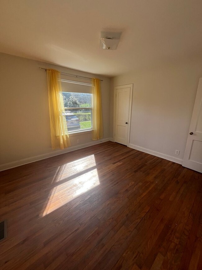 Building Photo - Renovated 2 Bedroom/ 1 Bath Duplex minutes to 12th South, Lipscomb, Belmont and Vandy