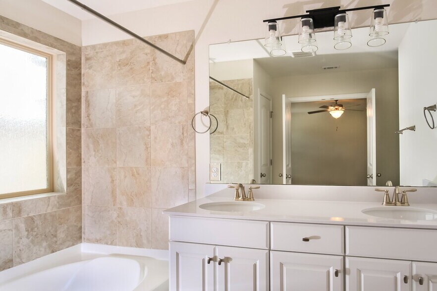 Building Photo - 200 Diamond Point Dr