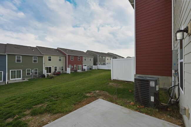 Building Photo - Luxury Townhome in a Prime Goodlettsville Location just Minutes to Nashville!