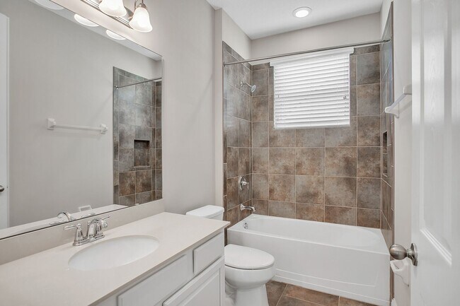 Building Photo - Beautiful 4 bedroom/ 2 bathroom home in Ri...