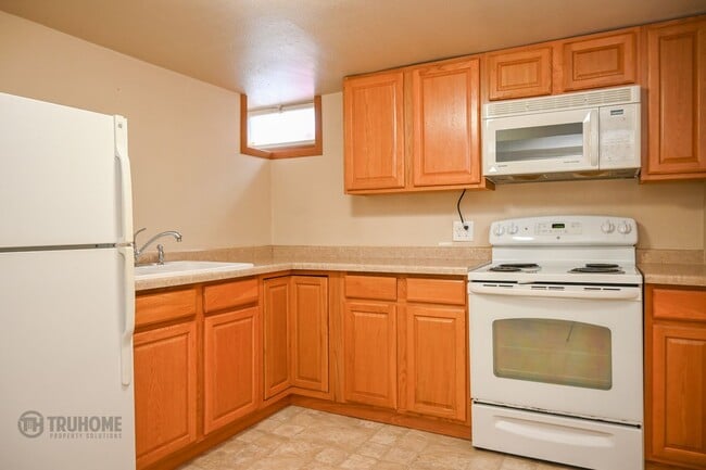 Building Photo - 4 Bed 2 Bath in Prime Location: Your Perfect Home Close to UND!