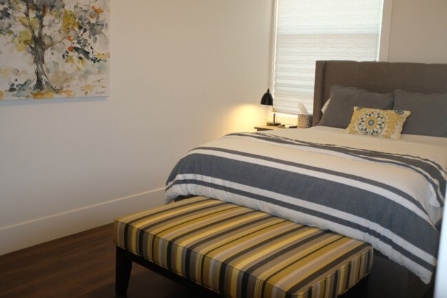 Queen Bed - 155 Santa Clara W St