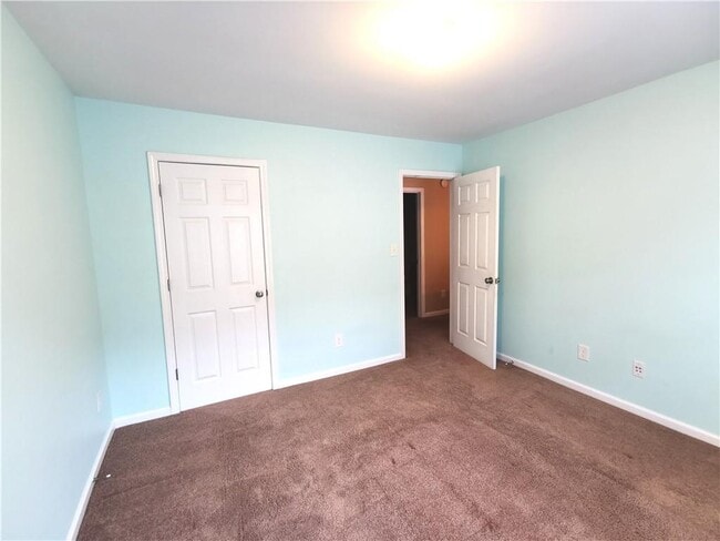 Building Photo - 2430 Woodford Ln NE