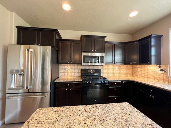 Building Photo - West Richland Home On 0.32 Acres