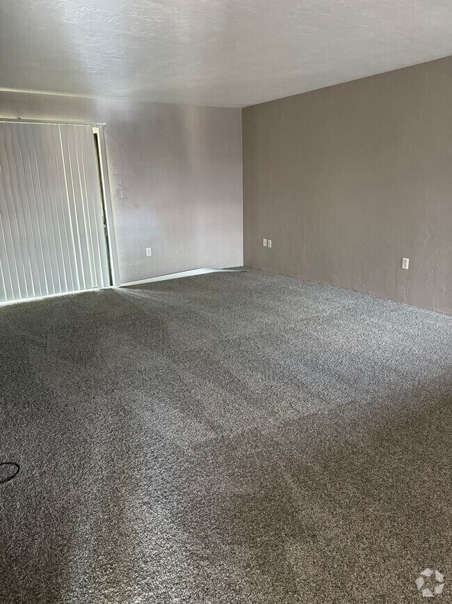 Building Photo - Location, location, location! 876 SF Unit-...