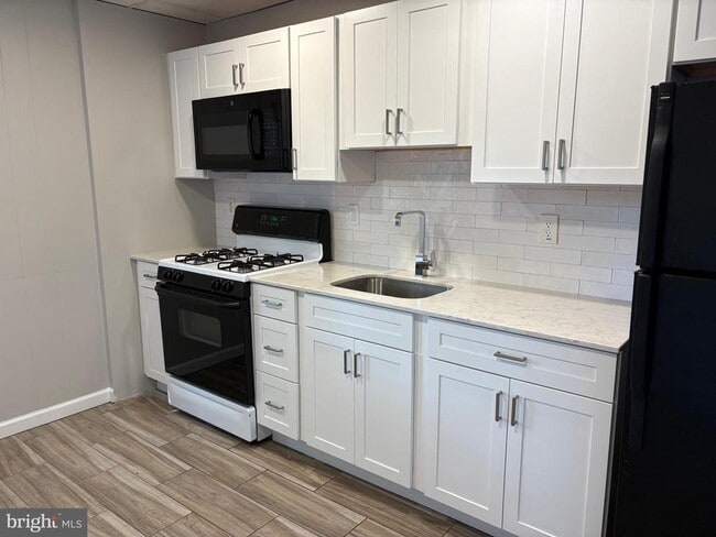 Building Photo - 167 W 7th Ave