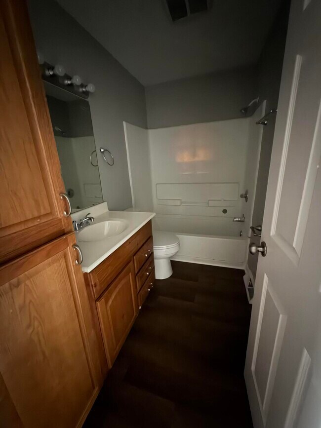 Building Photo - 611 Chestnut St