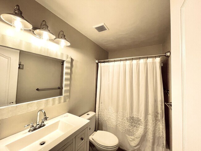 Building Photo - Beautiful large Castleton home