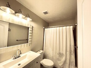 Building Photo - Beautiful large Castleton home