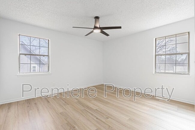 Building Photo - 3213 SE 6th Ct