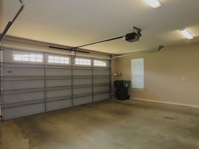 Building Photo - Extraordinary 3 Bedroom, 2 Bath Home in Southeast Tyler! Coming Soon!