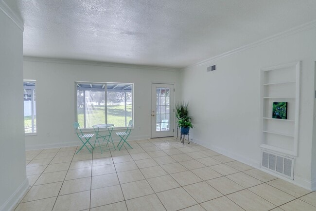 Building Photo - 121 S Triplet Lake Dr