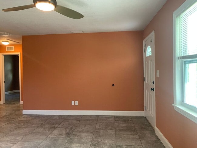 Building Photo - Charming Home In Gulfports Marina District