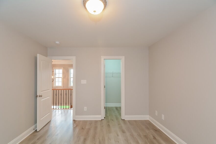 Building Photo - 684 Winding Oak Way