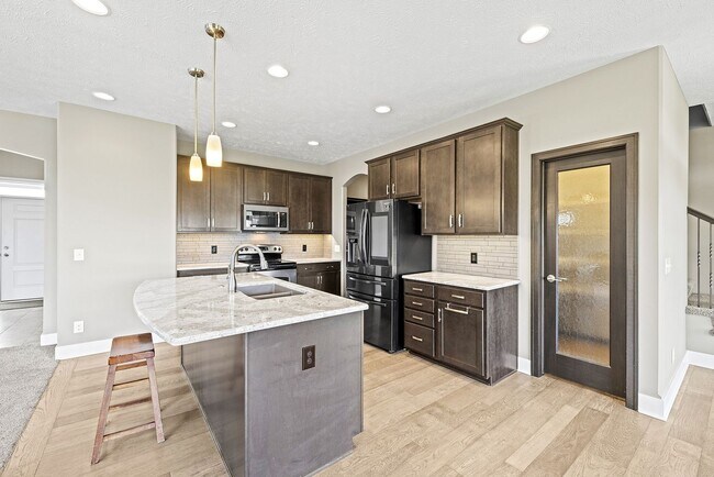 Building Photo - AVAILABLE NOW!