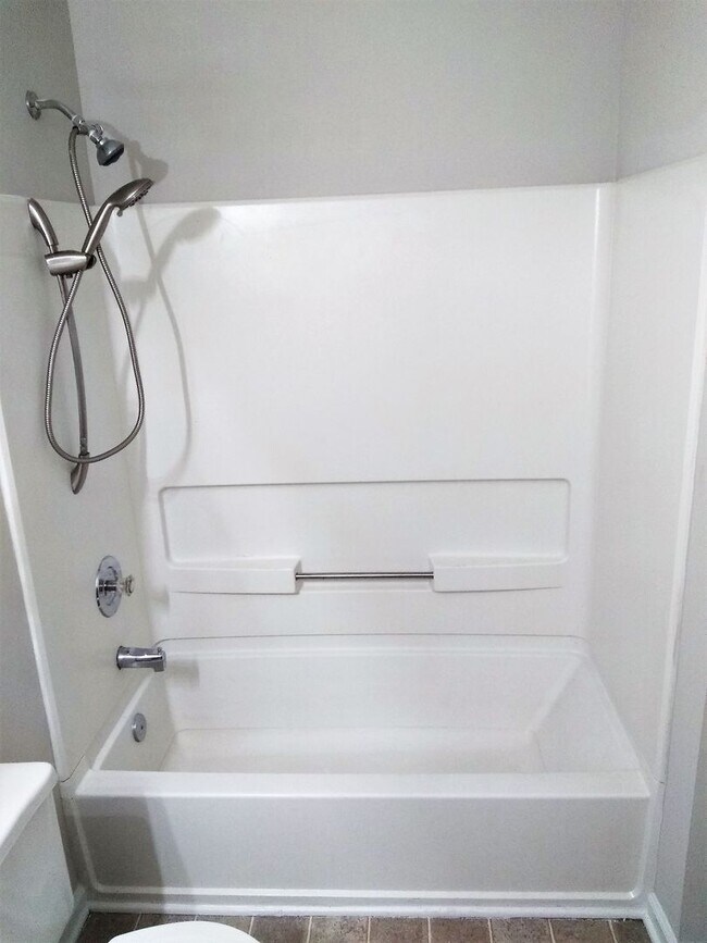 Building Photo - UPDATED & SPACIOUS 3 Bedroom 2 Bathroom home close to SHOPPING & FT BRAGG!!