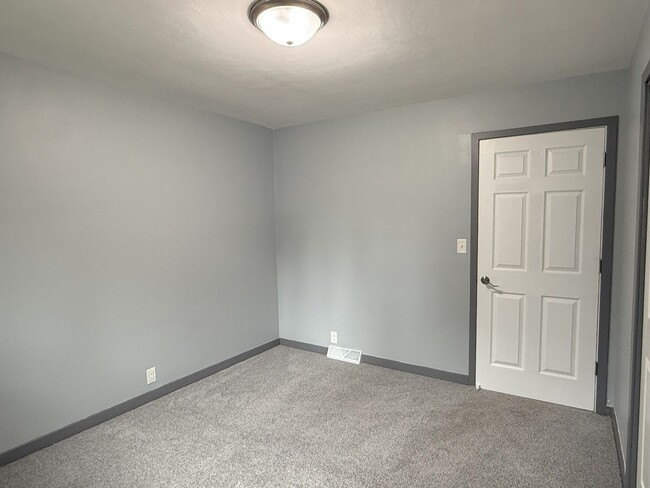 Building Photo - Private 3 bedroom home