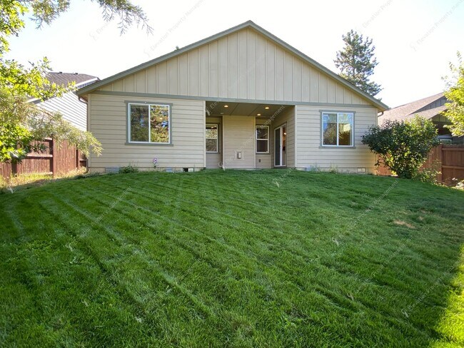 Building Photo - Bright, Spacious Home with Expansive Yard ...