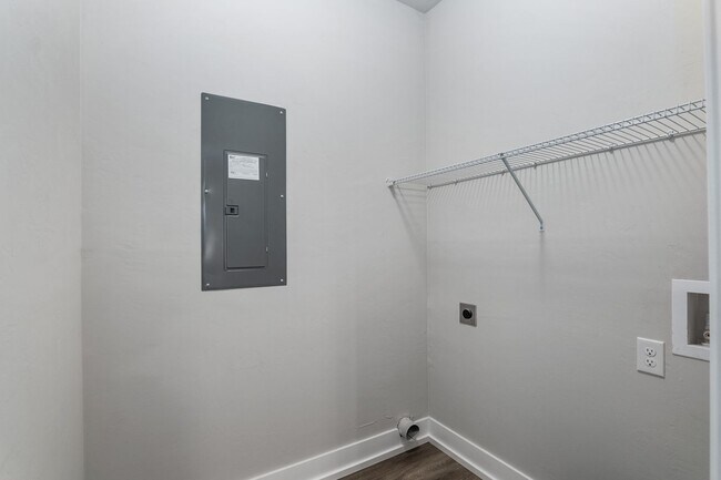 Building Photo - Charming 3-Bed, 2-Bath Home with Fenced Yard – Available 7/13/26!