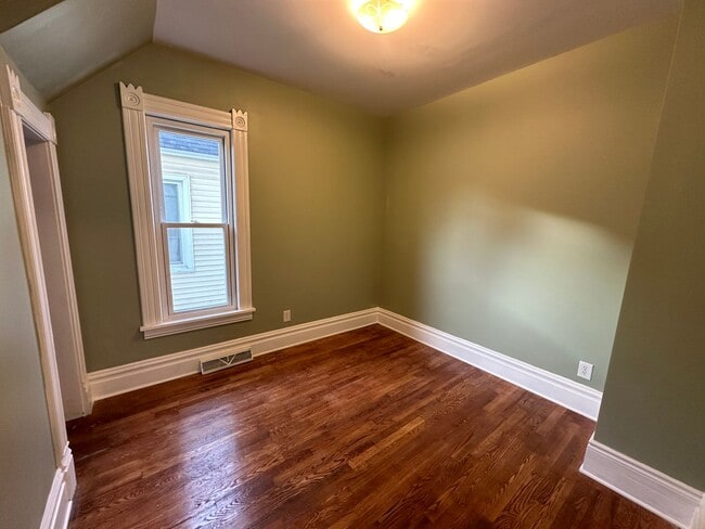 Building Photo - 824 Fifth NW