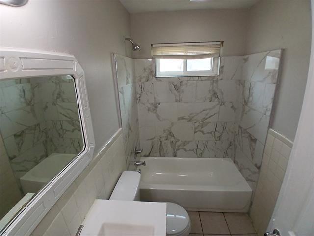 Building Photo - 706 Goldwood Dr