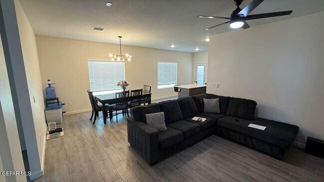 Building Photo - 476 Deserts Dr