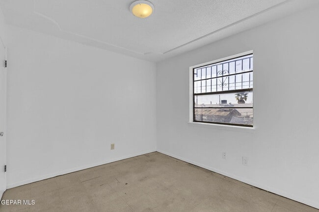 Building Photo - 3019 E Glen Dr