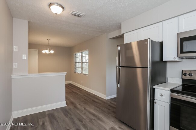 Building Photo - 7421 Deepwood Dr N