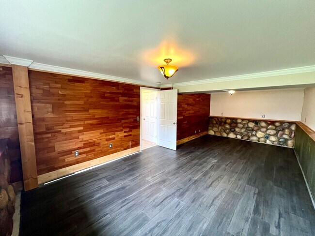 Building Photo - 3 Bedroom 2 Bath Home In the Francis Howel...