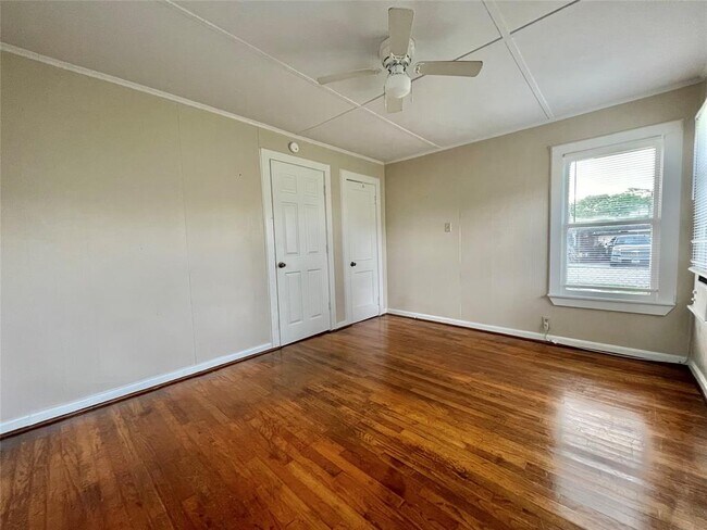 Building Photo - 502 W 8th St