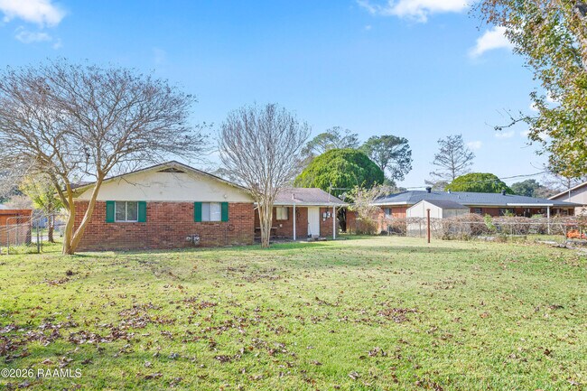 Building Photo - 207 Ashwood Dr