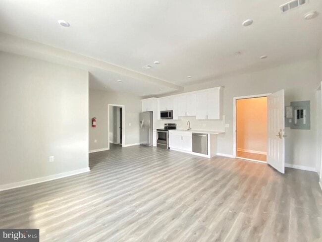 Building Photo - 1 W Main St